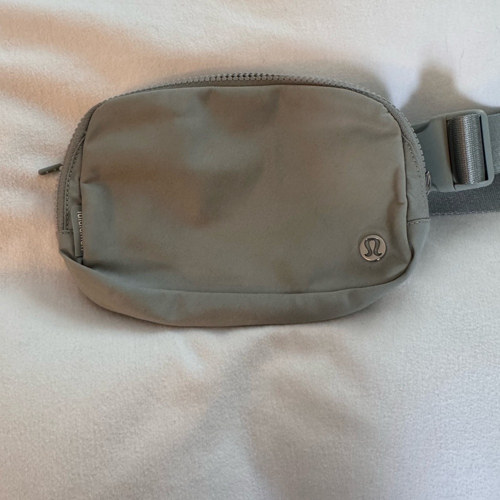 Lululemon everywhere belt bag